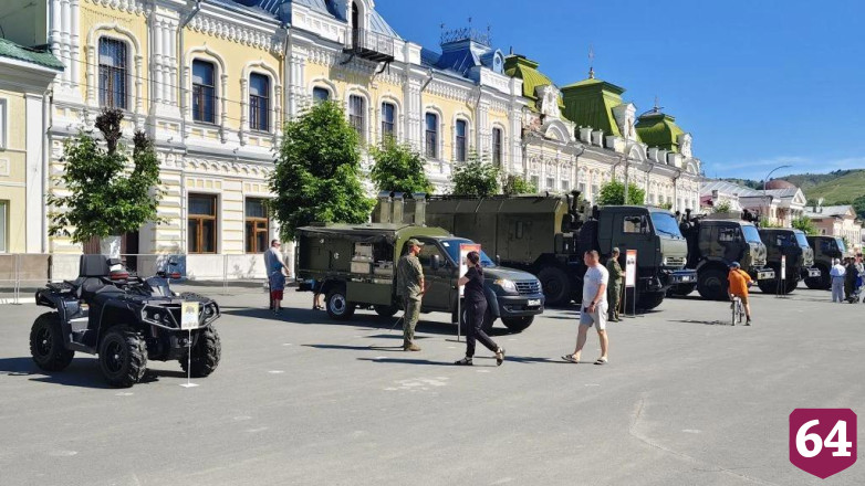 На площади в Вольске открыли выставку военной техники